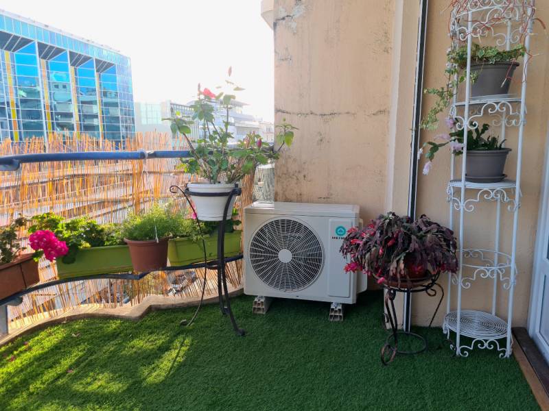 Pose d’une clim mono split HEIWA dans un appartement au 5ème étage Bd de la Californie à Nice