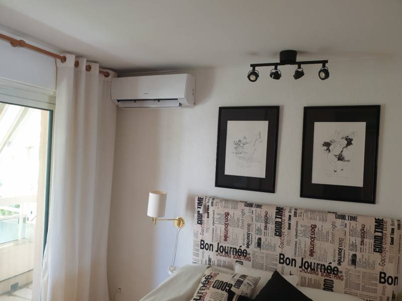 Climatisation mono split dans une chambre dans un appartement à Saint Laurent du Var