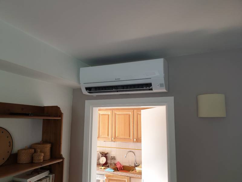 Installation de climatisation mono split dans un appartement à Antibes quartier de la Fontonne